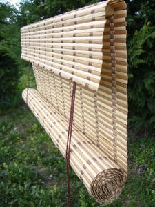 Tende moderne a rullo per interni in bambù con meccanismo di avvolgimento nascosto.
